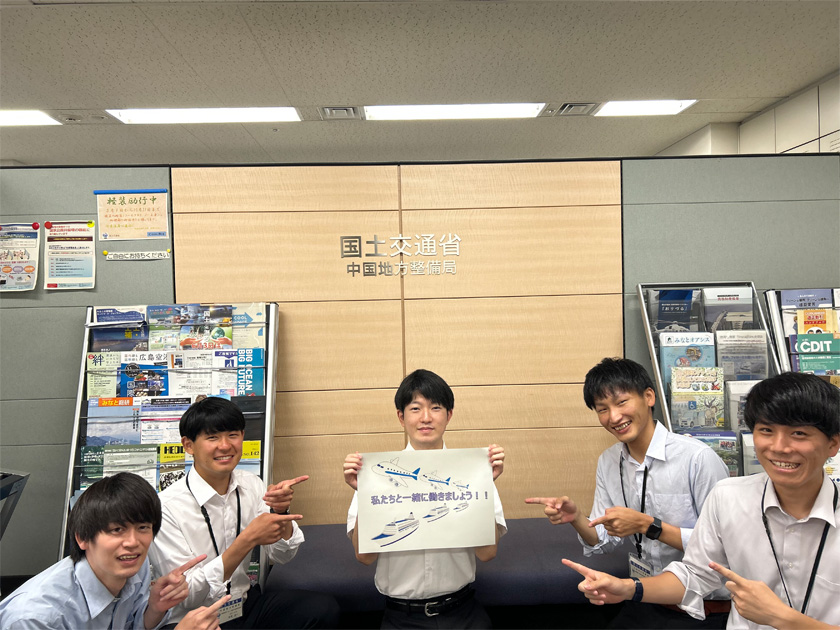 港湾空港部の若手と一緒に