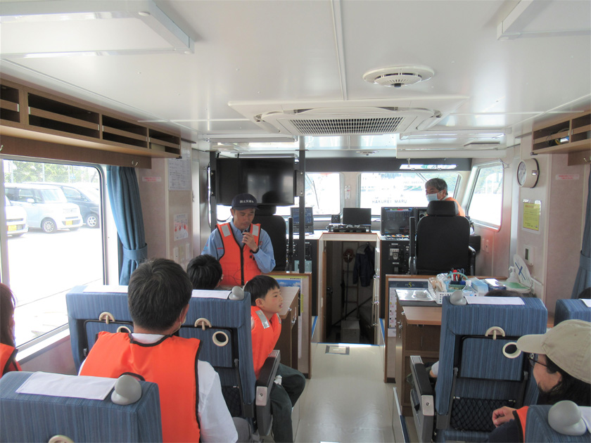 港湾業務艇“はくしゅう”にて説明する様子