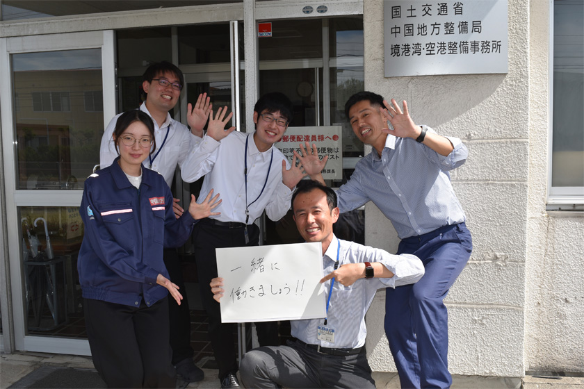 事務所のメンバーと