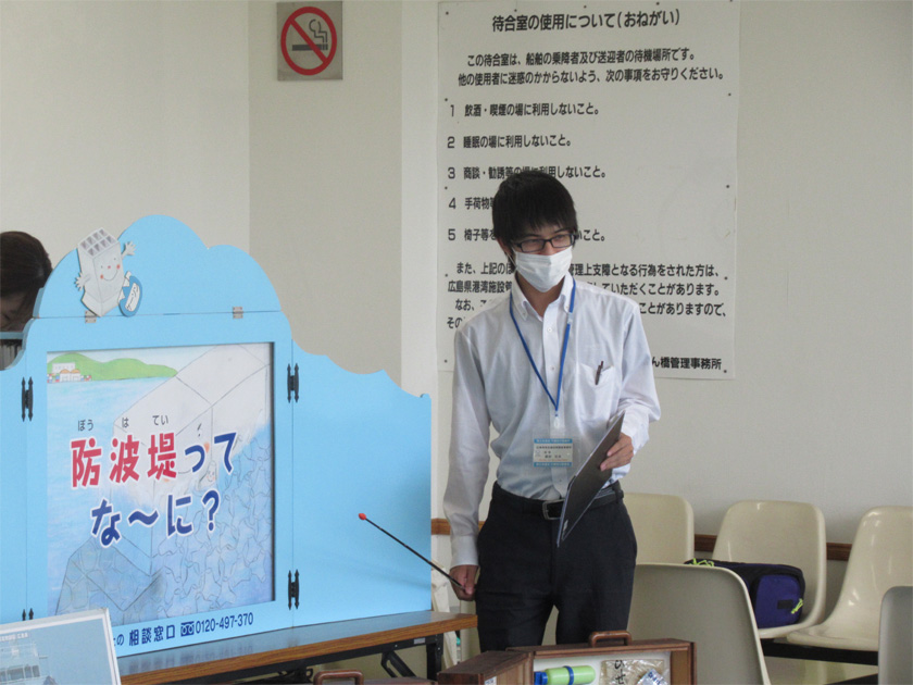 紙芝居を用いて説明