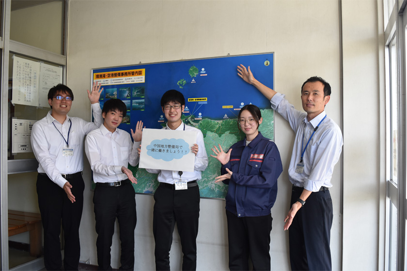 事務所のメンバーと