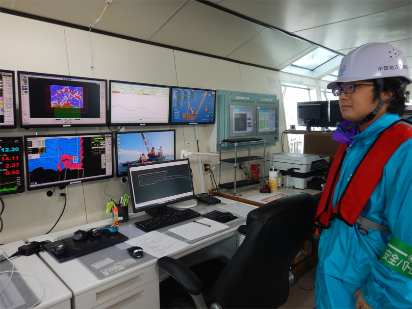 浚渫船操作室にてICT浚渫の状況確認