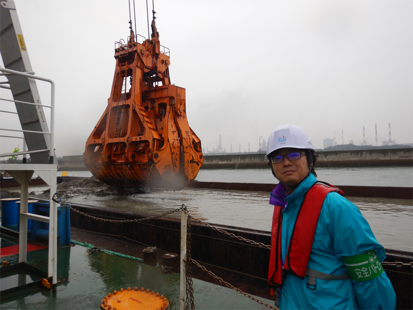 浚渫船にて浚渫状況確認