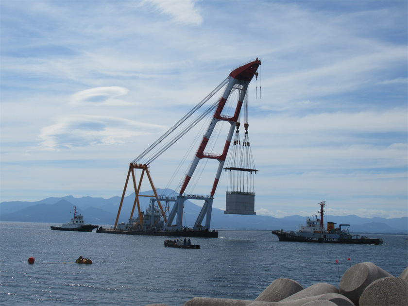 ケーソン吊り上げの様子！大迫力！！